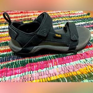 Teva Sandals Men’s 8/ Women 10